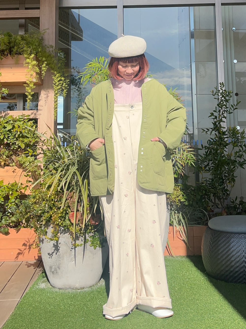 ホワイト系のサロペット/オーバーオールを着用したレディースの夏コーディネートの2枚目の写真