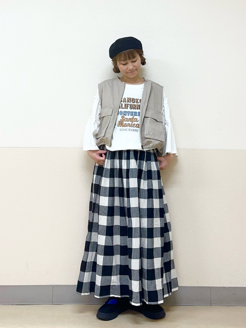 ブラック系のハットを着用したレディースの秋コーディネートの2枚目の写真