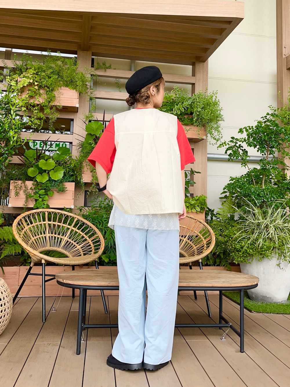 ブラック系のハットを着用したレディースの冬コーディネートの3枚目の写真