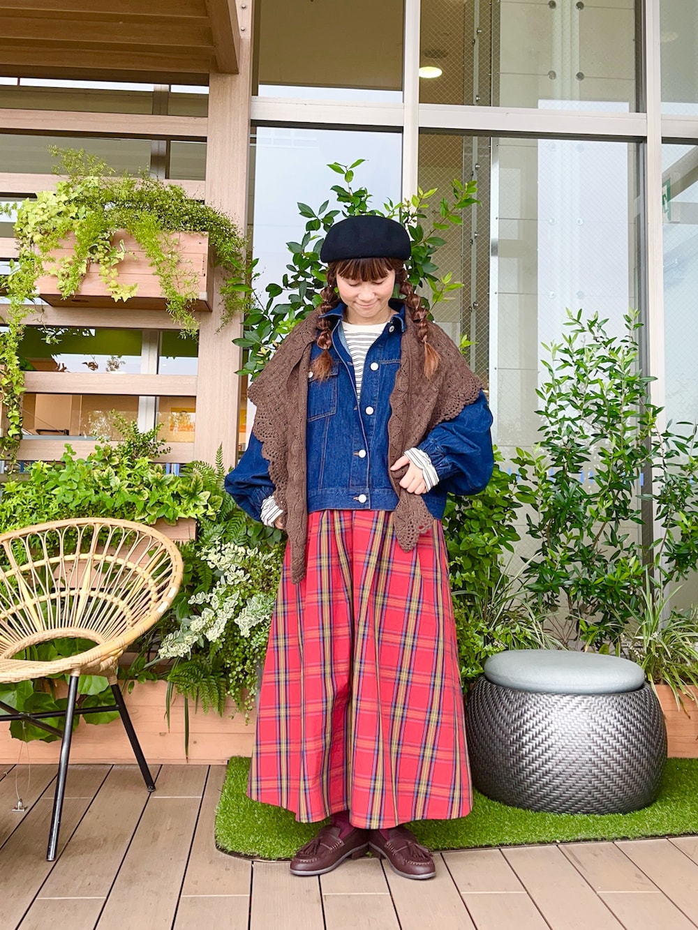 レッド系のスカートを着用したレディースの冬コーディネートの2枚目の写真