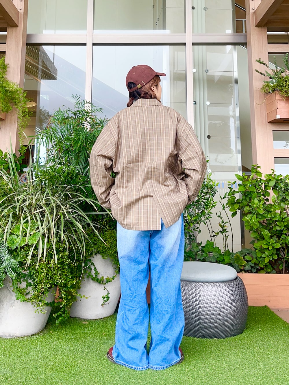 ブラウン系のノーカラージャケットを着用したレディースの冬コーディネートの3枚目の写真