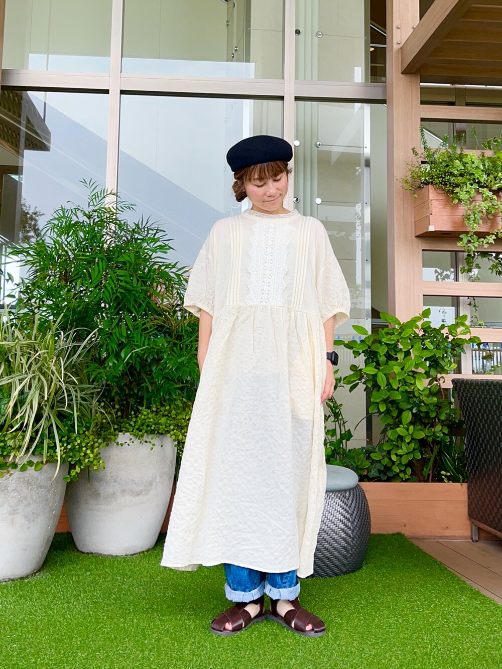 ブラック系のハットを着用したレディースの冬コーディネートの2枚目の写真