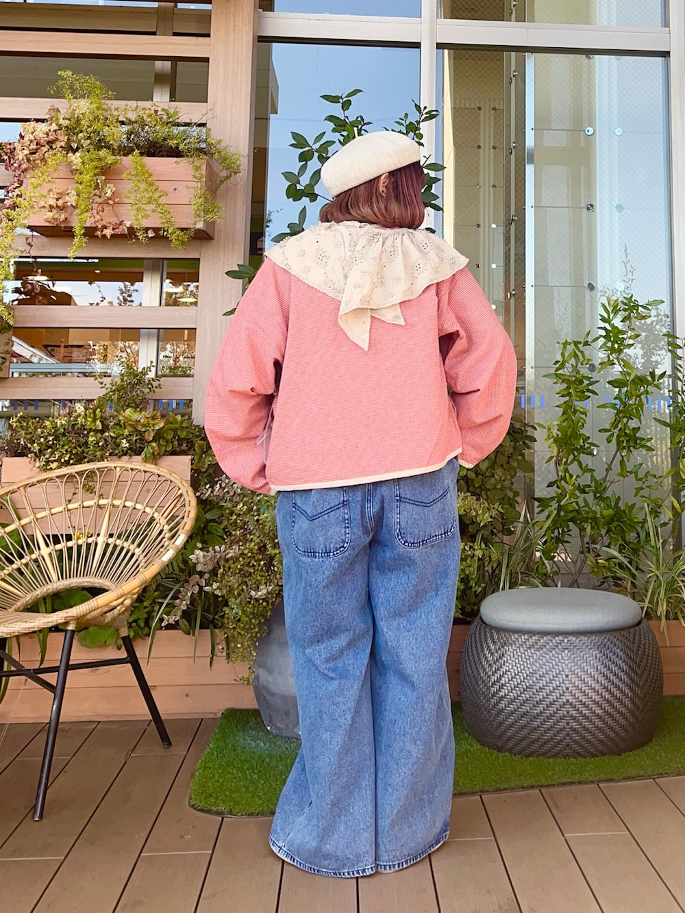 ベージュ系のジャケット/アウターを着用したレディースの夏コーディネートの3枚目の写真