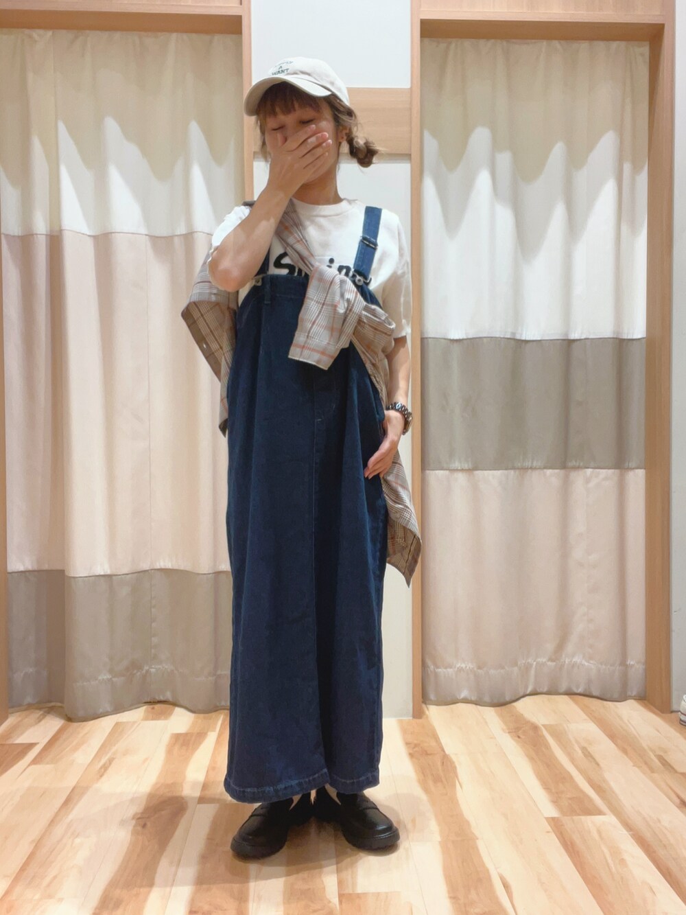 「秋のコーデ、デニムコーデ、低身長コーデ、150cm台コーデ、シンプルコーデ、秋服、ママファッション、シャツスタイル、ローファー、キャップ女子、イオンモール浜松志都呂」|「Samansa Mos2 blueの【ふっくらクッション】厚底ローファー(ドレスシューズ、ブラック系)」を使った、も な こさん(レディース・152cm)の秋コーディネートの2枚目の写真