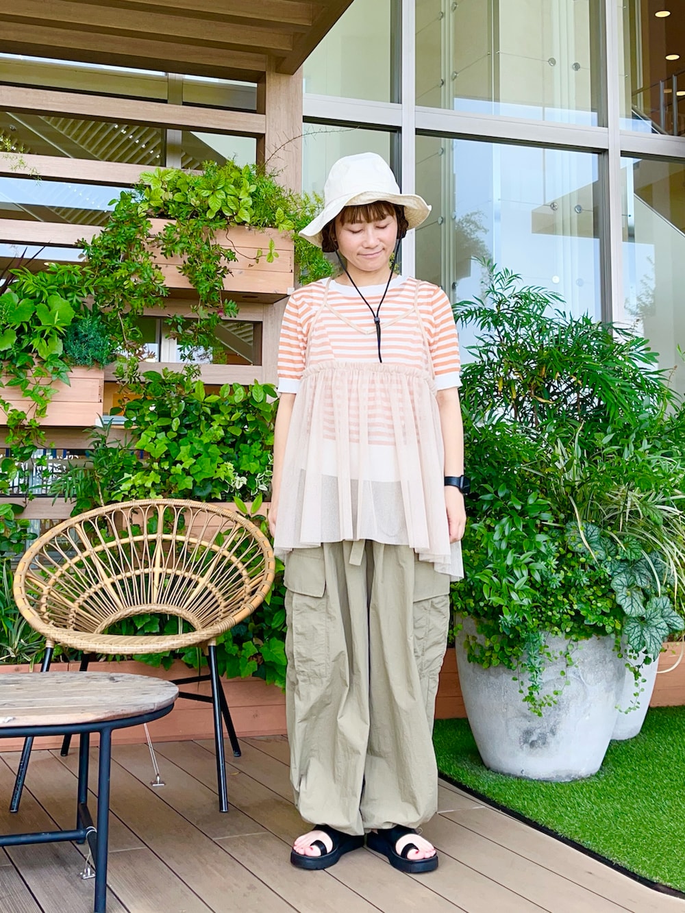 ホワイト系のハットを着用したレディースの冬コーディネートの2枚目の写真