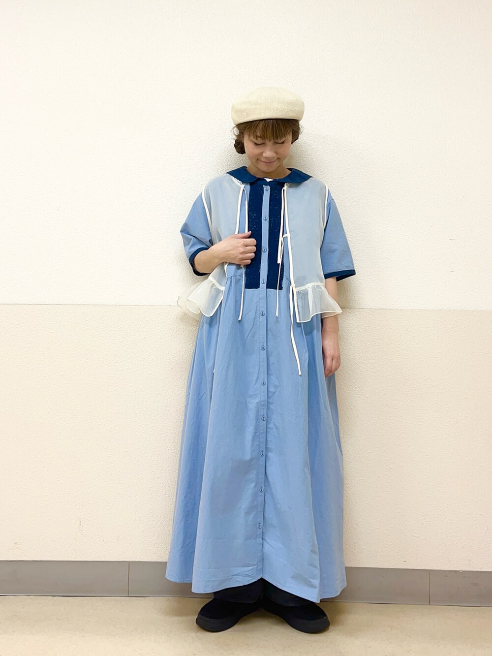 ホワイト系のハットを着用したレディースの秋コーディネートの4枚目の写真