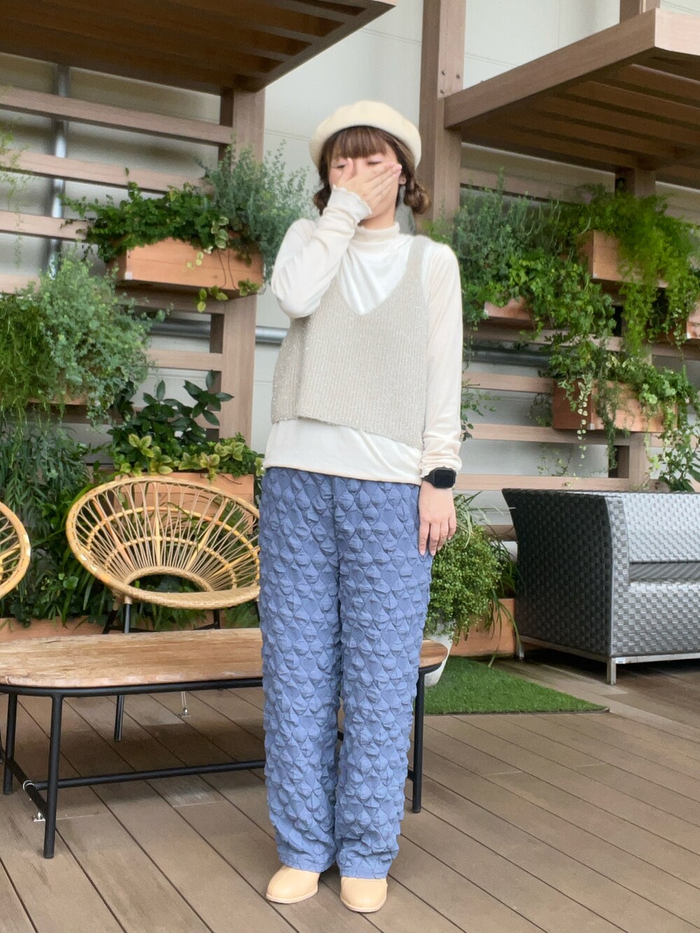 「秋っぽコーデ更新中、キレイめカジュアル、大人かわいい、個性派コーデ、パンツスタイル、ベレー帽、低身長コーデ、イオンモール浜松志都呂、Samansa Mos2 blue、ぽこぽこ、ベレー帽推奨委員会」｜「Samansa Mos2 blueのアイテム（トップス、ホワイト系）」を使った、も  な  こさん（レディース・152cm）の秋コーディネートの2枚目の写真