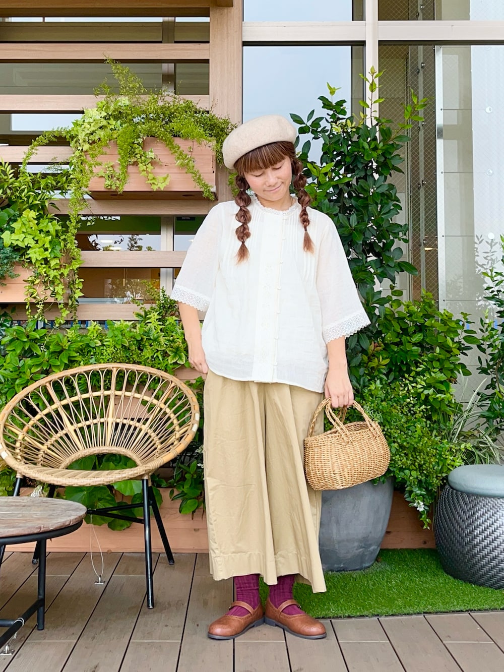 ホワイト系のシャツ/ブラウスを着用したレディースの冬コーディネートの2枚目の写真