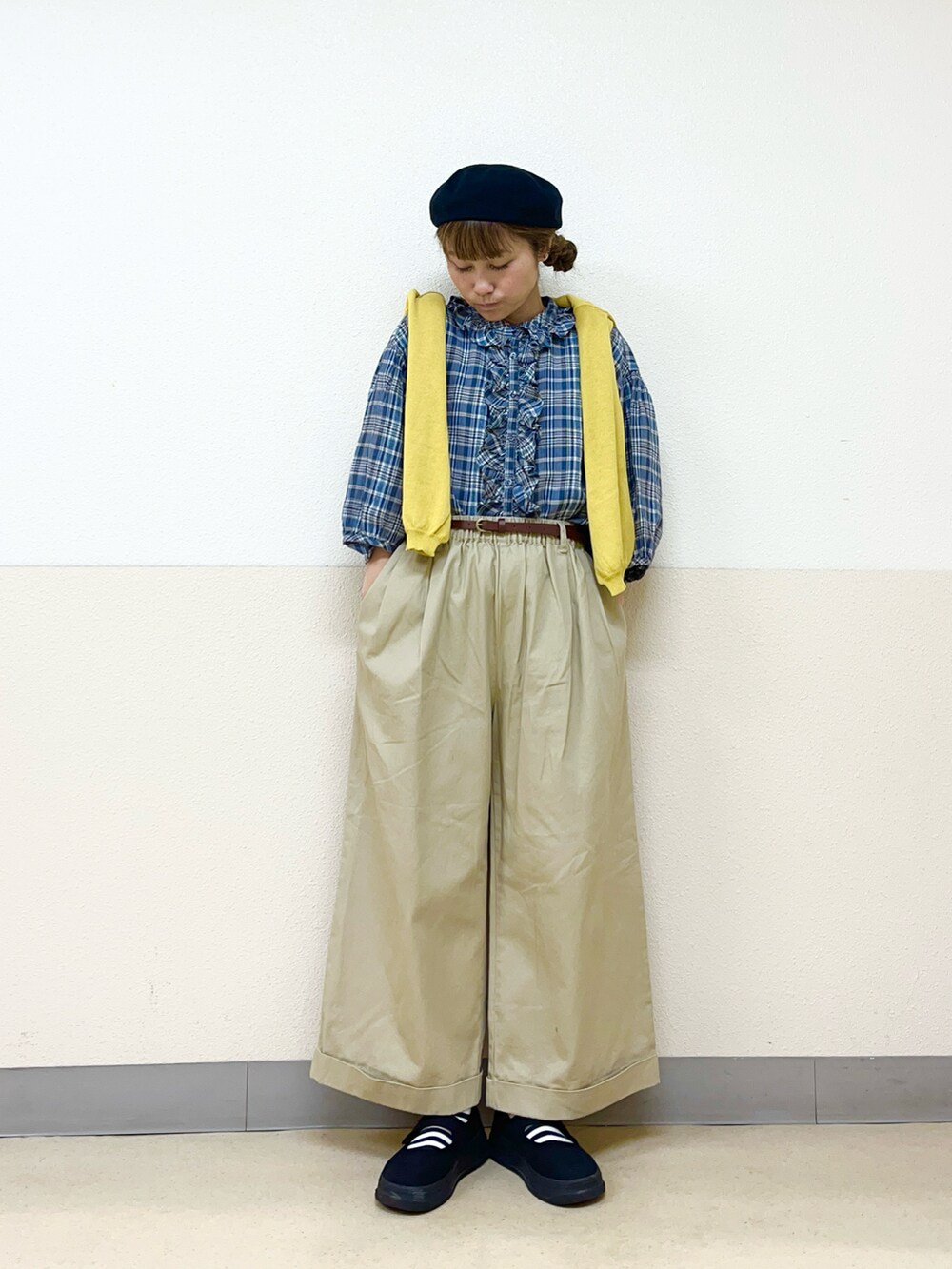 ブラック系のハットを着用したレディースの秋コーディネートの2枚目の写真