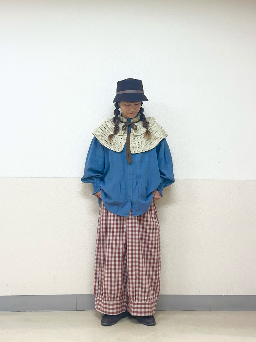 レッド系のその他パンツを着用したレディースの冬コーディネートの2枚目の写真