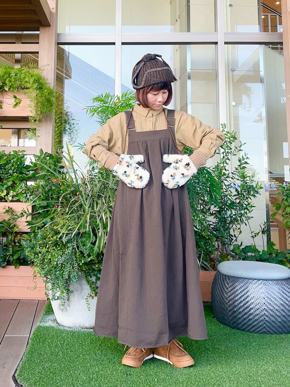 ブラウン系のワンピースを着用したレディースの春コーディネートの2枚目の写真