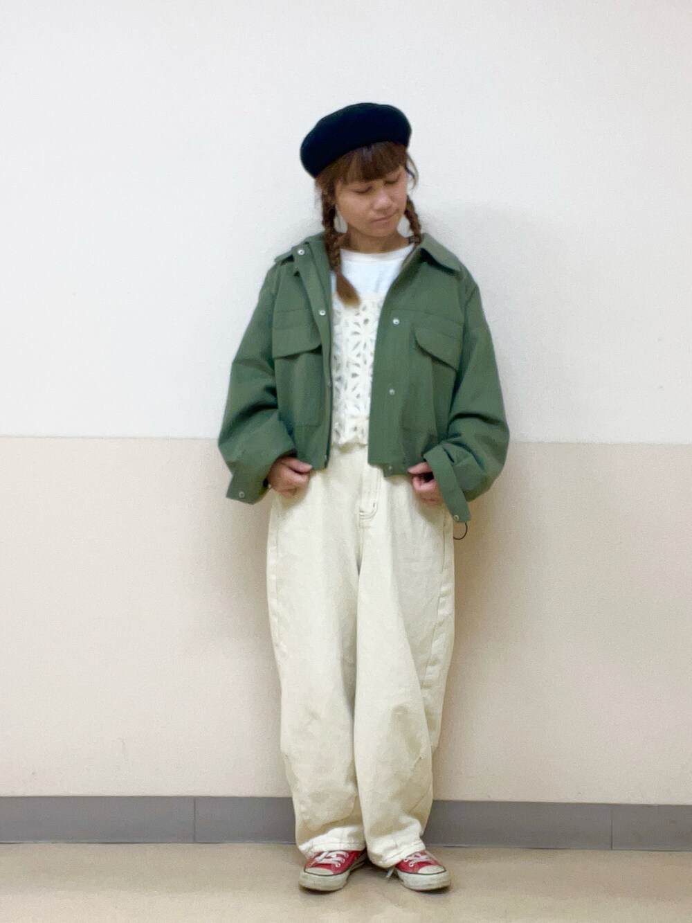 ホワイト系のTシャツ/カットソー、ホワイト系のベスト、イエロー系のその他パンツを着用したレディースの冬コーディネートの2枚目の写真