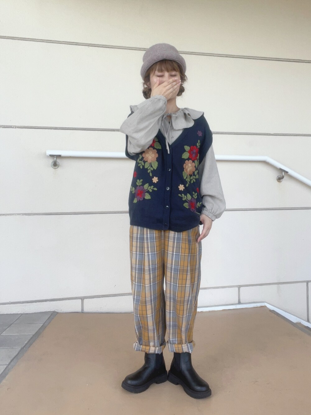 「チェック、秋っぽコーデ更新中、秋服、カジュアルコーデ、パンツコーデ、24AW秋の新作、カラーコーデ、低身長女子、帽子、ベストコーデ、サマンサ モスモス(Samansa Mos2)、イオンモール浜松志都呂」｜「Samansa Mos2の【消臭効果】フェルトロールワッチ（ハット、ブラウン系）」を使った、も  な  こさん（レディース・152cm）の秋コーディネートの2枚目の写真