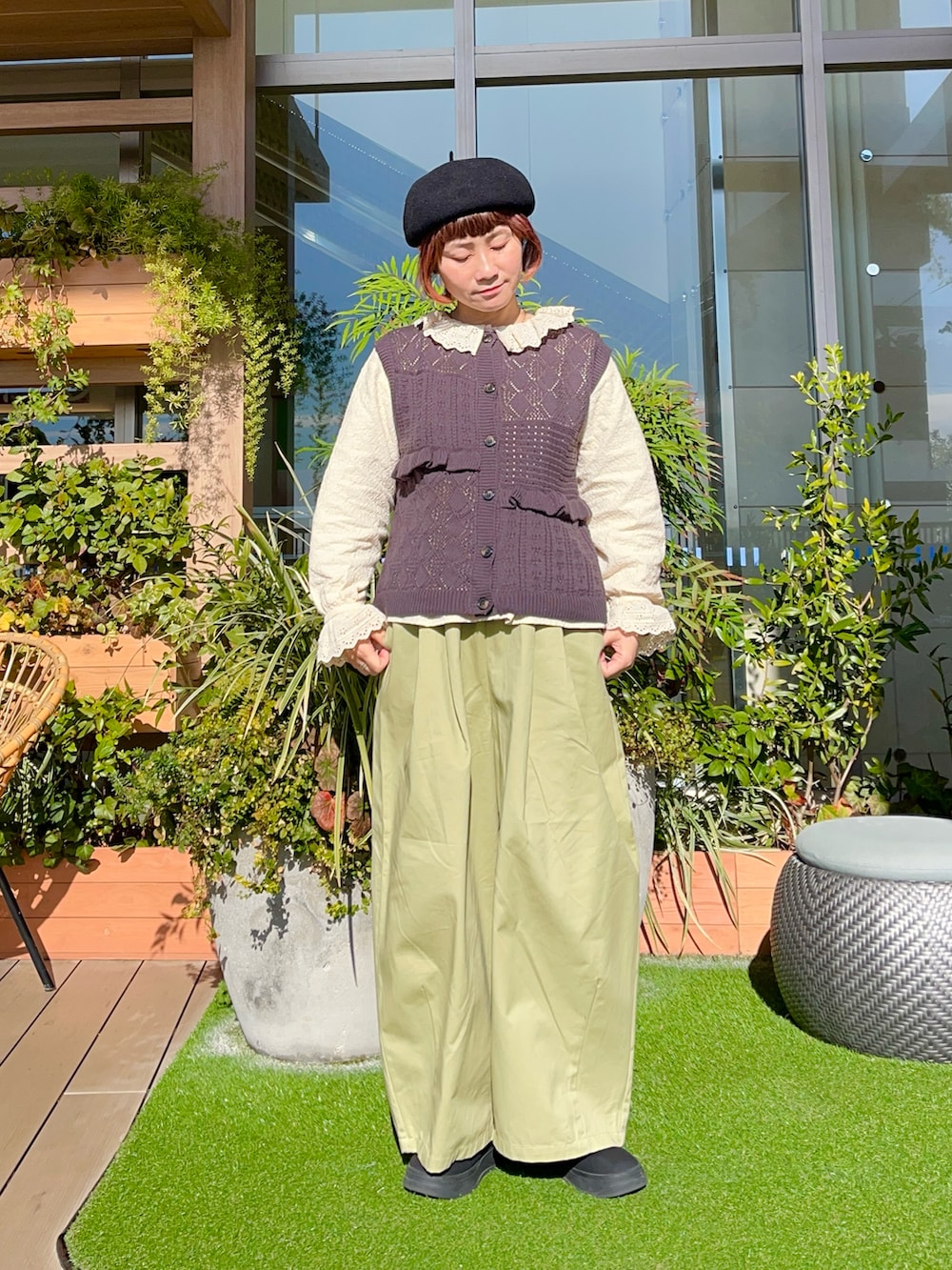 グレー系のベストを着用したレディースの夏コーディネートの2枚目の写真