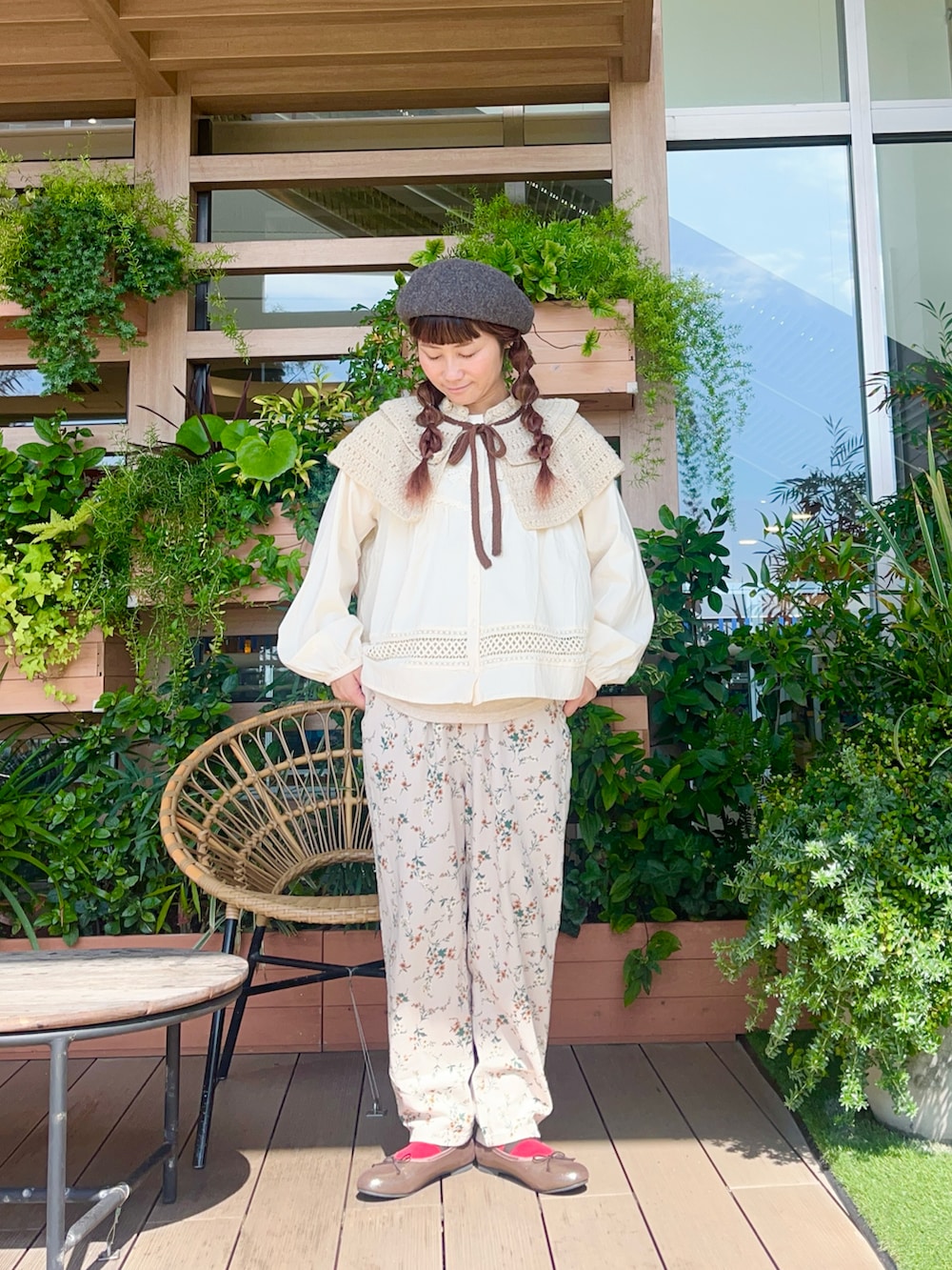 グレー系のハットを着用したレディースの冬コーディネートの2枚目の写真