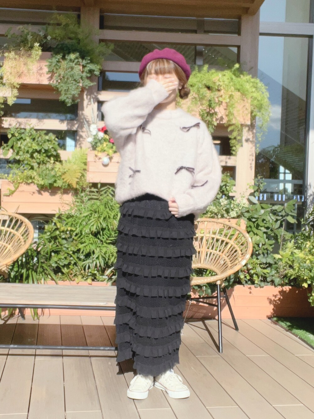 「オトナカワイイ、スカートコーデ、ブラック、スカートスタイル、スニーカーコーデ、タイトスカート、フリルスカート、リボンニット、モフモフニット、イオンモール浜松志都呂、サマンサ モスモス(Samansa Mos2)、コンバース オールスター、ベレー帽推奨委員会、帽子かぶろう会、秋冬コーデ」｜「Samansa Mos2のバスクベレー帽（ハット、レッド系）」を使った、も  な  こさん（レディース・152cm）の冬コーディネートの2枚目の写真