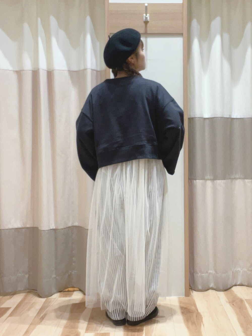 「ゆるコーデ、パンツコーデ、低身長女子、低身長コーデ、チュールスカート、チュールワンピ、デニムパンツスタイル、帽子かぶろう会、ベレー帽推奨委員会、イオンモール浜松志都呂、サマンサ モスモス(Samansa Mos2)、スタッフ、春、キャミワンピース」｜「Samansa Mos2の◎ショート丈スウェット（Tシャツ/カットソー、ブラック系）」を使った、も  な  こさん（レディース・152cm）の冬コーディネートの3枚目の写真