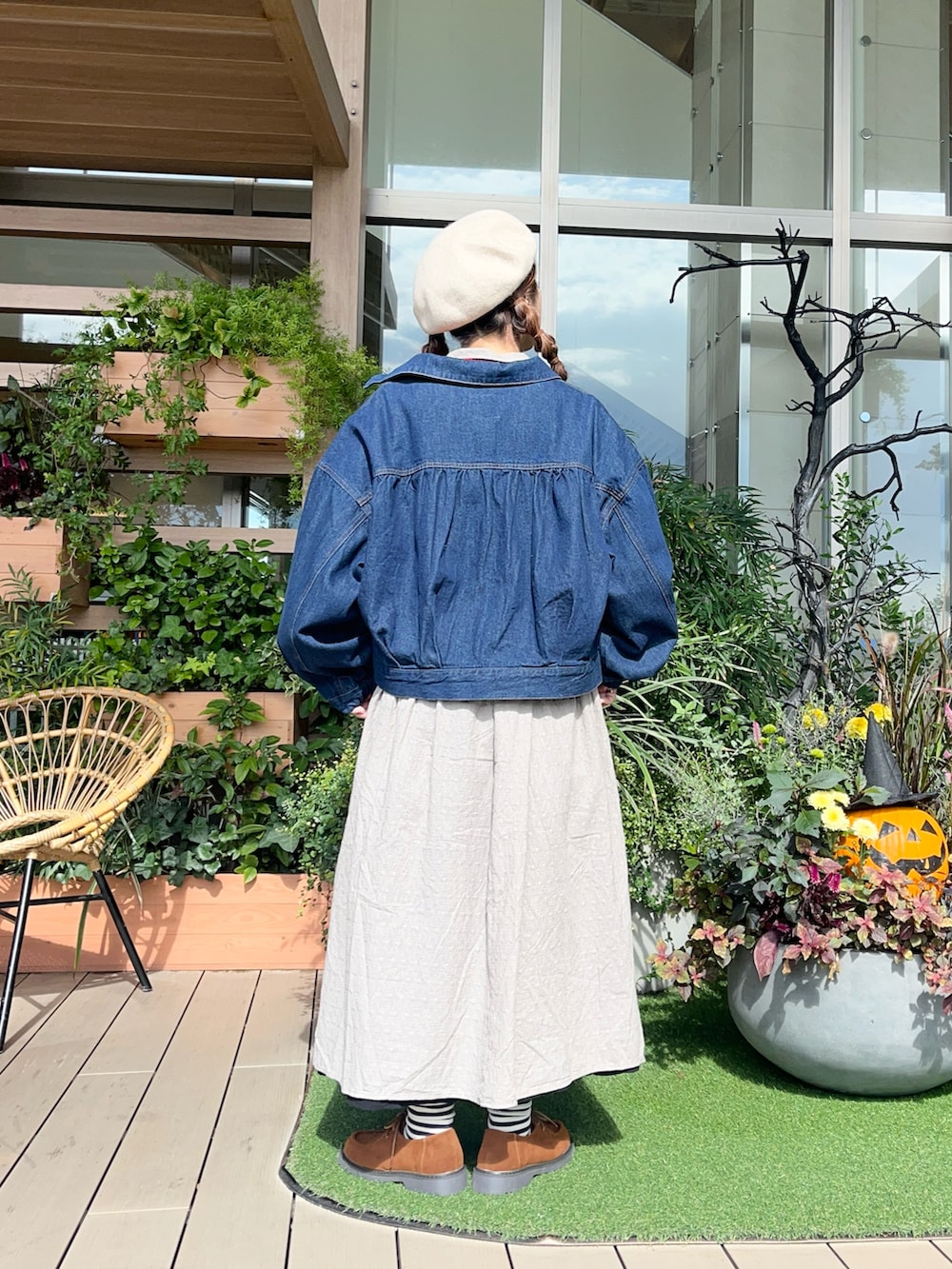 ブルー系のノーカラージャケットを着用したレディースの春コーディネートの3枚目の写真