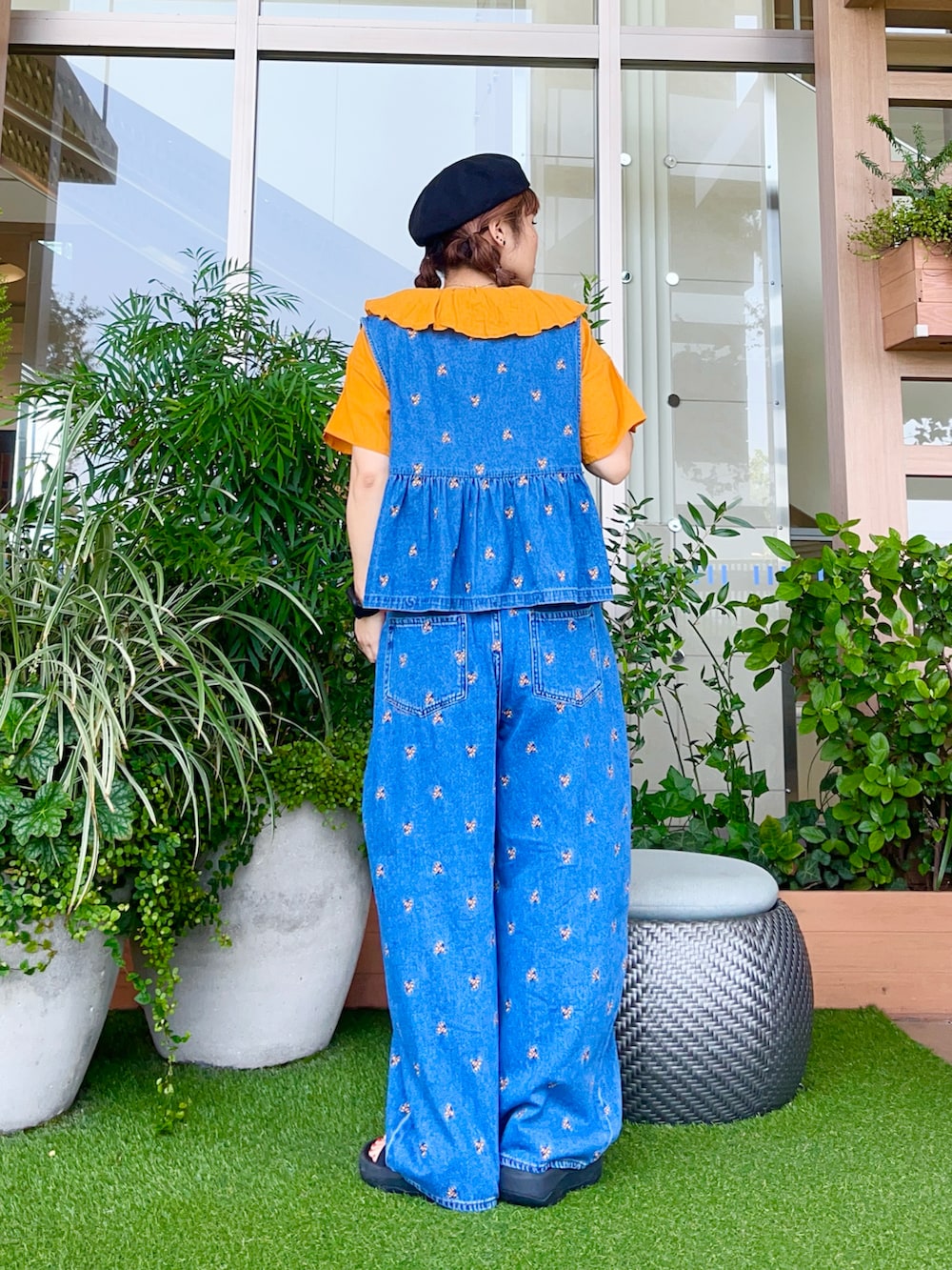 ブルー系のベストを着用したレディースの冬コーディネートの3枚目の写真