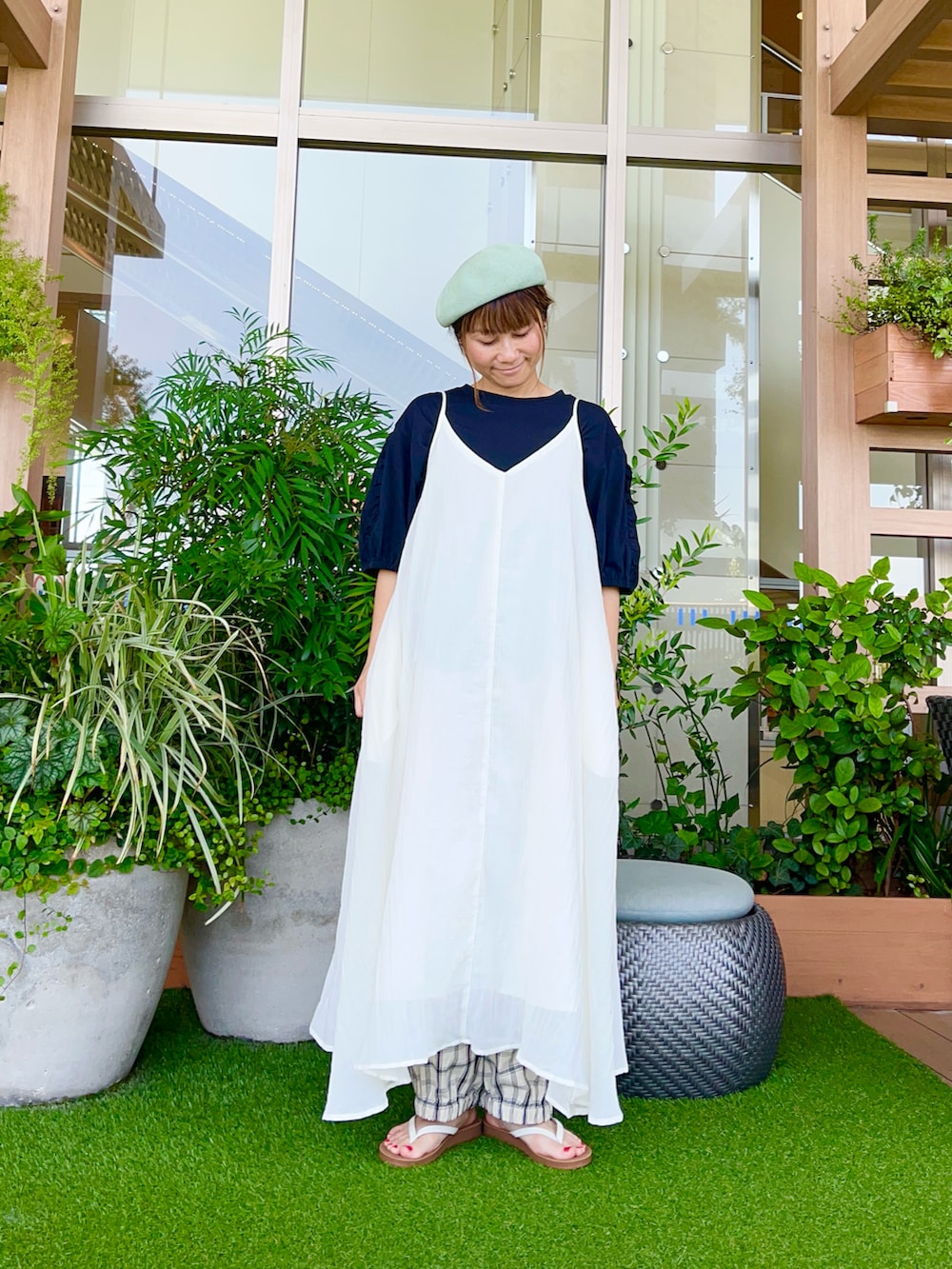 グリーン系のハットを着用したレディースの冬コーディネートの2枚目の写真