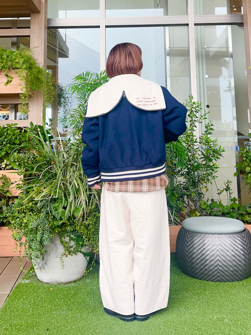 ブルー系のジャケット/アウターを着用したレディースの春コーディネートの3枚目の写真