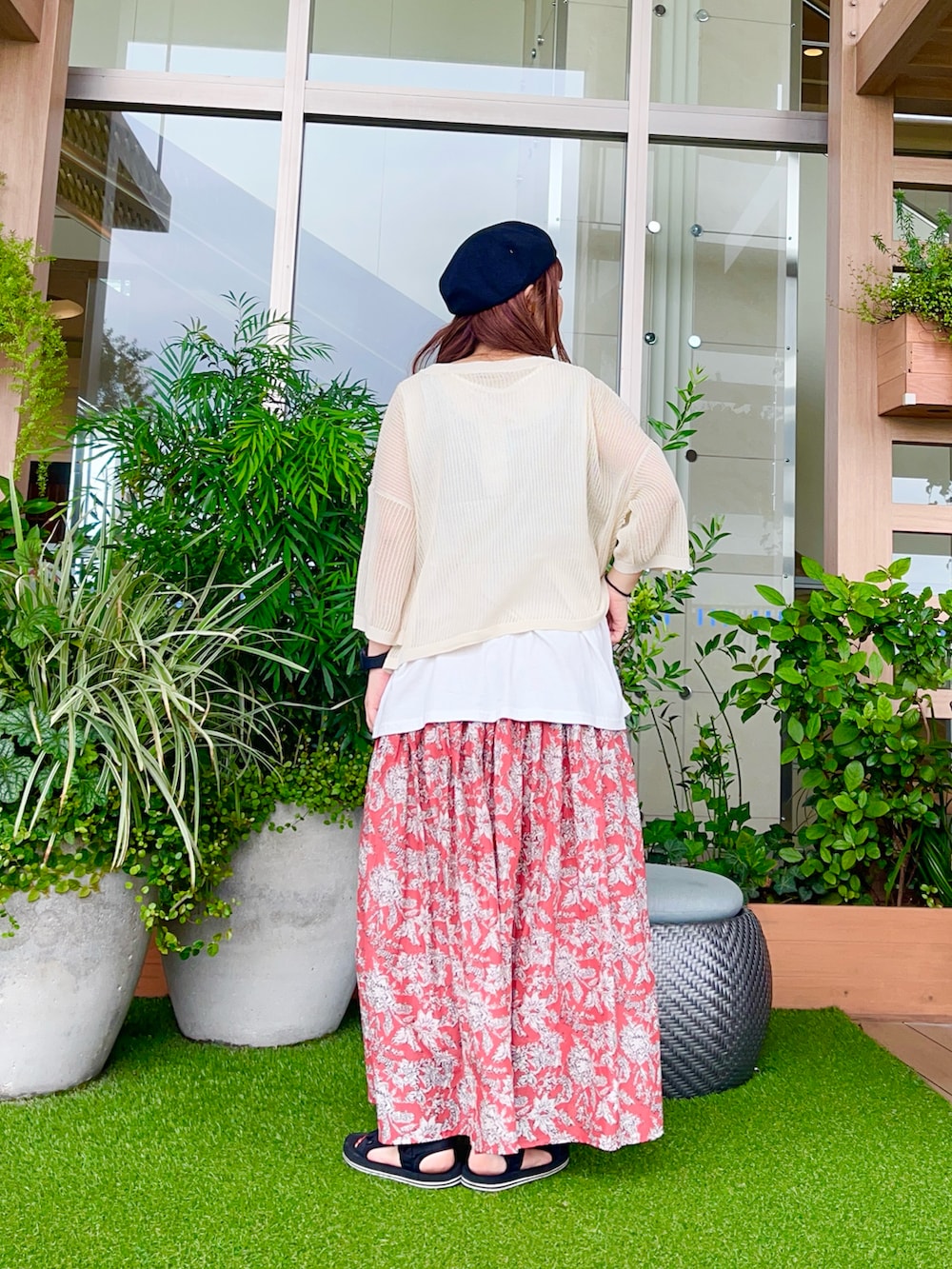 ホワイト系のニット/セーターを着用したレディースの冬コーディネートの3枚目の写真