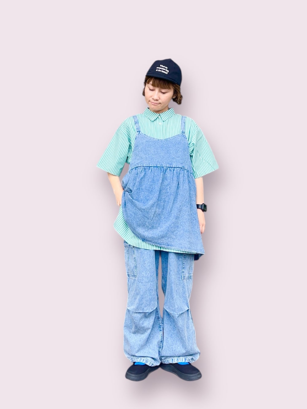 ブラック系のキャップを着用したレディースの冬コーディネートの2枚目の写真