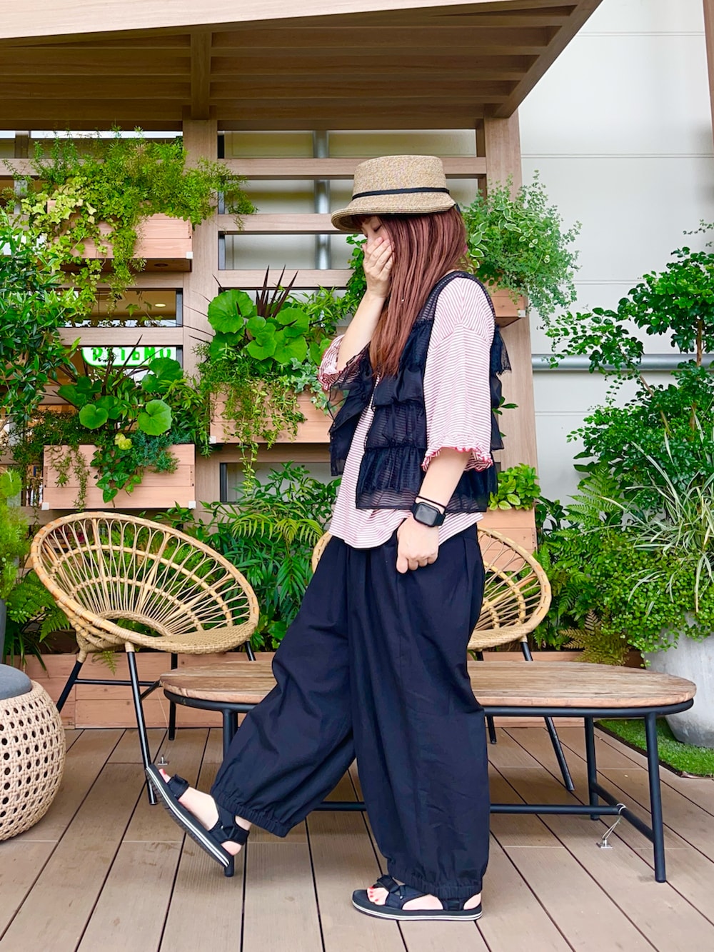 ベージュ系のハットを着用したレディースの冬コーディネートの2枚目の写真