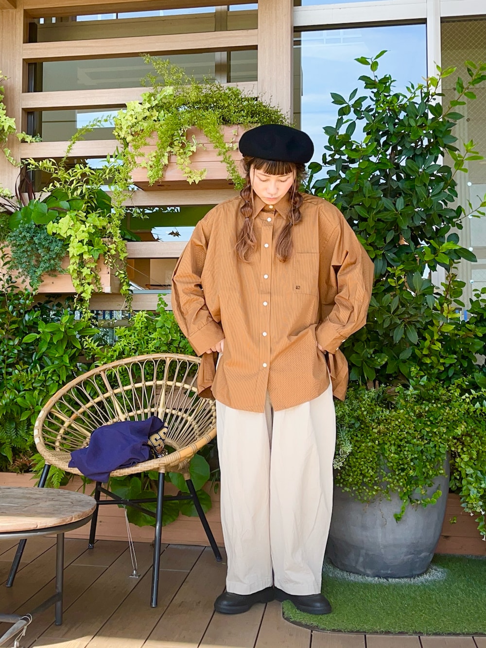 ブラウン系のシャツ/ブラウスを着用したレディースの冬コーディネートの2枚目の写真