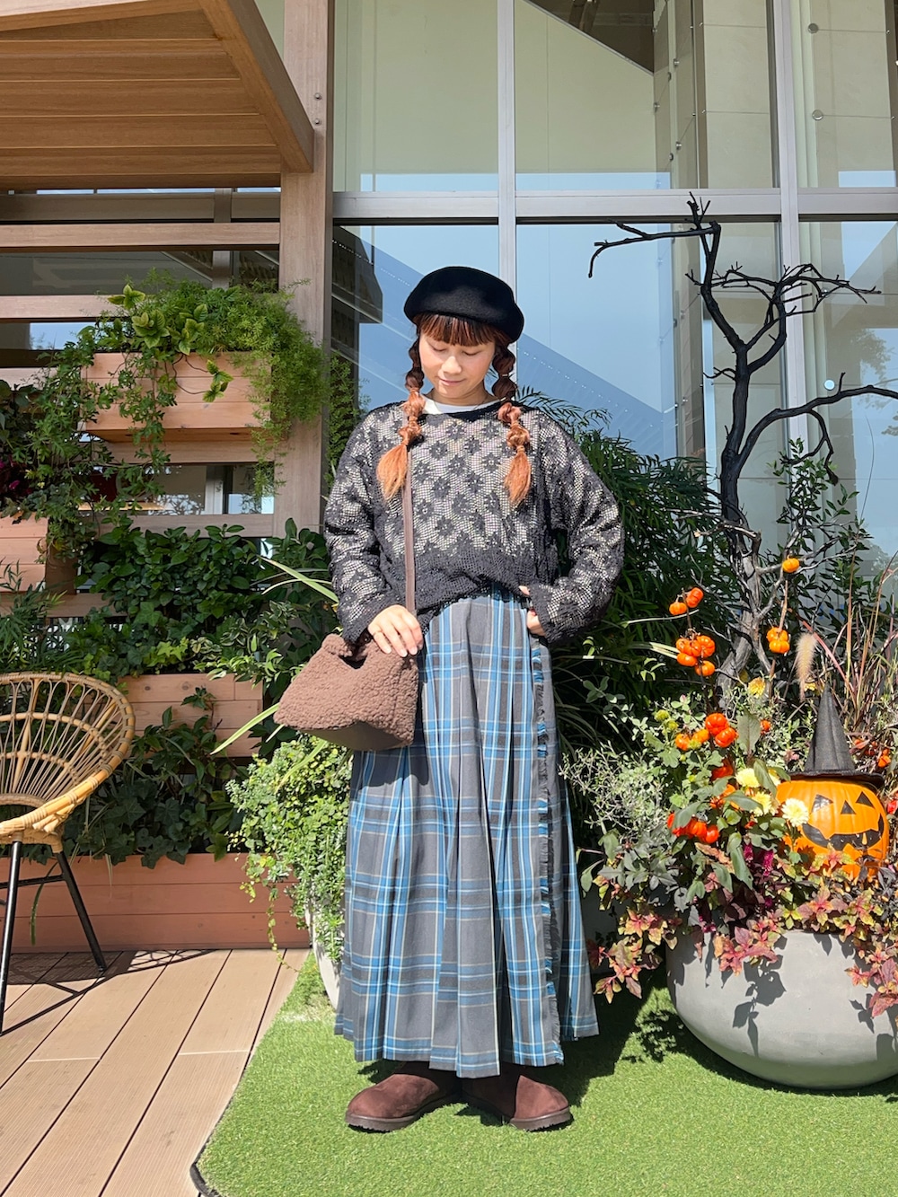 ブラック系のTシャツ/カットソーを着用したレディースの春コーディネートの2枚目の写真