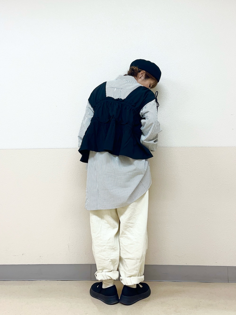 「シャツスタイル、ベスト×シャツ、前後着ベスト、コクーンパンツ、ベレー帽推奨委員会、帽子かぶろう会、ワンストラップスニーカー、モノトーンコーデ、イオンモール浜松志都呂、サマンサ モスモス(Samansa Mos2)、低身長コーデ、低身長女子」｜「Samansa Mos2の【消臭効果】リネン混ベレー帽（ハット、ブラック系）」を使った、も  な  こさん（レディース・152cm）の春コーディネートの3枚目の写真