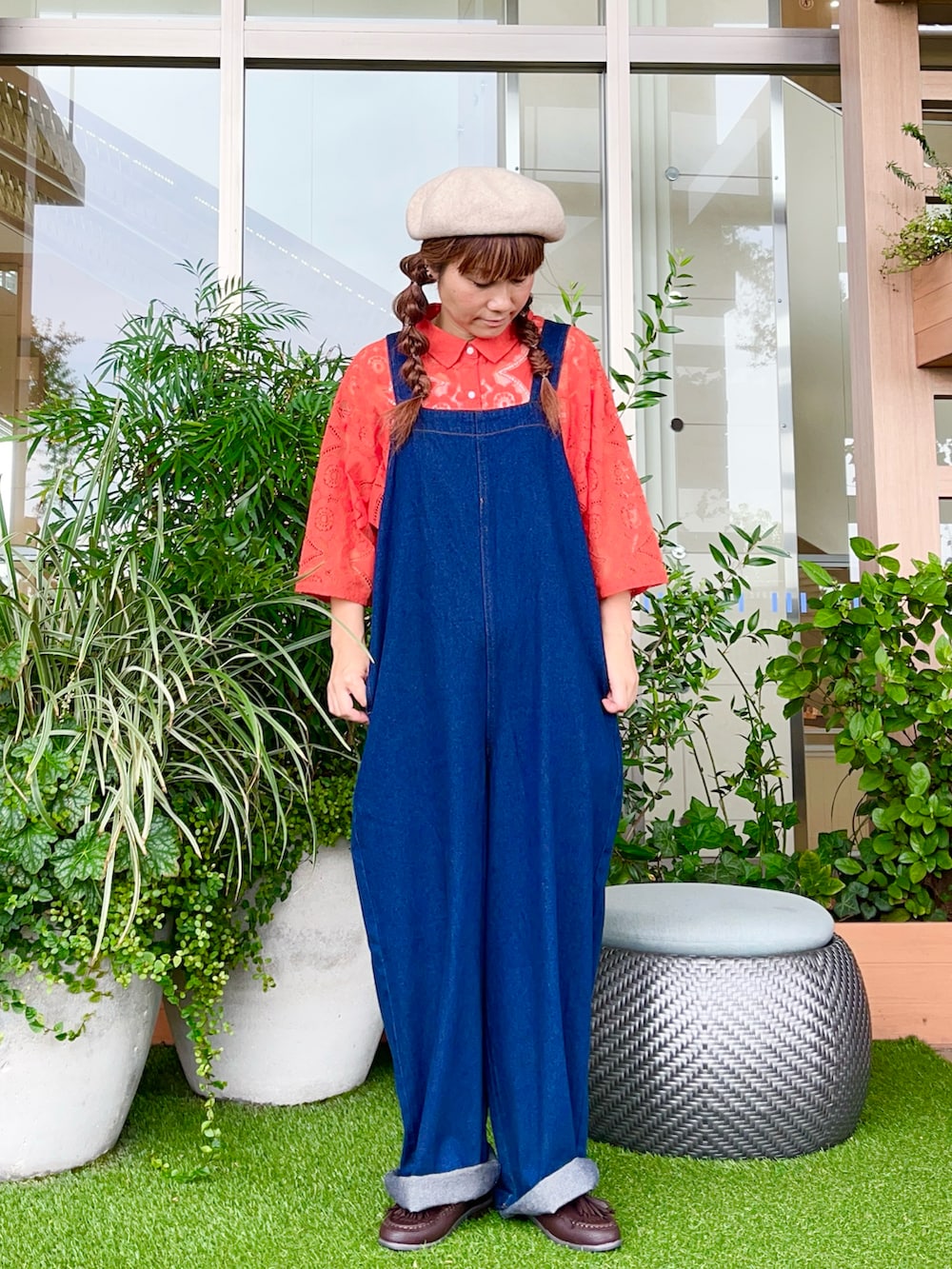 オレンジ系のシャツ/ブラウスを着用したレディースの冬コーディネートの2枚目の写真