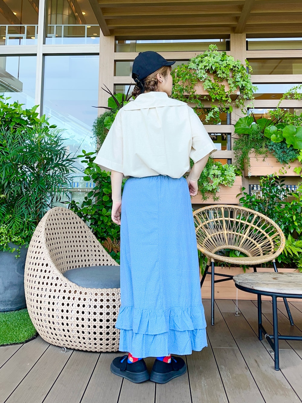 ブラック系のハットを着用したレディースの冬コーディネートの3枚目の写真