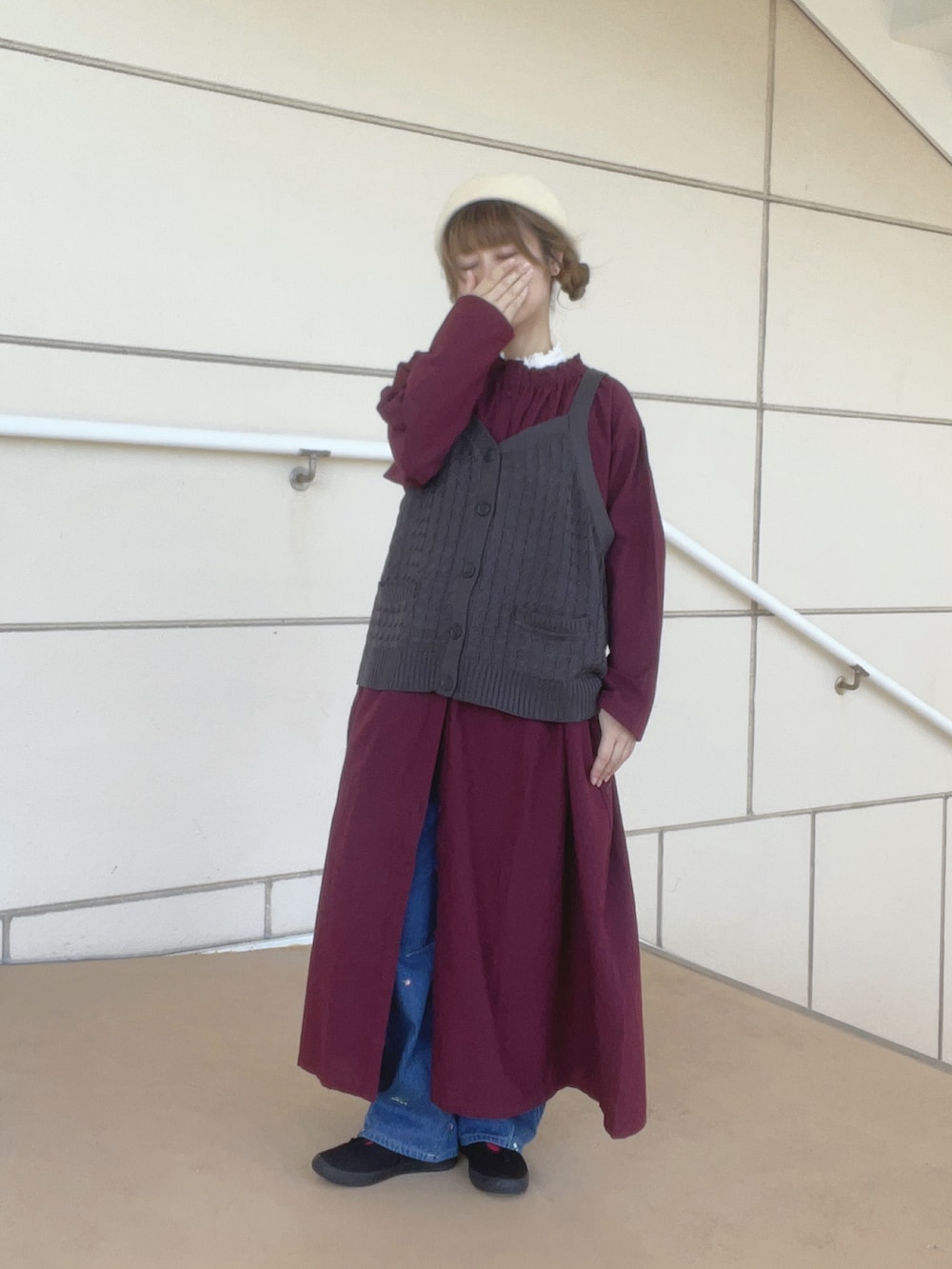 「レイヤードスタイル、秋っぽコーデ更新中、ラフコーデ、24AW秋の新作、大人女子、高身長女子、デニム、150cm台コーデ、イオンモール浜松志都呂、サマンサ モスモス(Samansa Mos2)、カジュアルガーリー、ベレー帽推奨委員会」｜「Samansa Mos2のアイテム（ワンピース/ドレス、レッド系）」を使った、も  な  こさん（レディース・152cm）の秋コーディネートの2枚目の写真