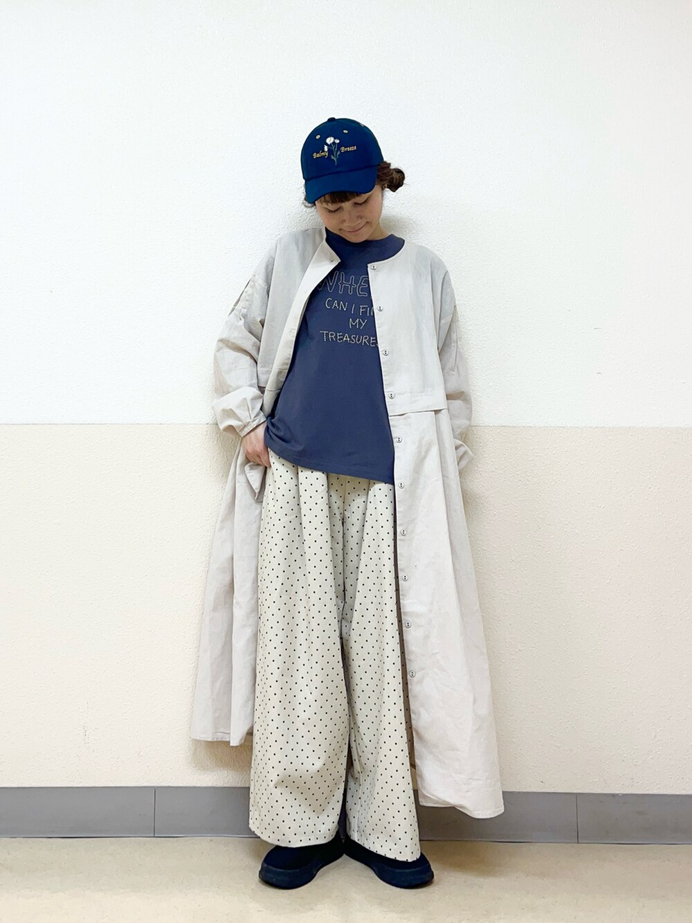 「シャツワンピース、ワンストップシューズ、刺繍、Tシャツ、サマンサ モスモス(Samansa Mos2)、イオンモール浜松志都呂、キャップ女子、帽子かぶろう会、低身長コーデ、低身長女子」｜「Samansa Mos2の【消臭効果】お花刺繍キャップ（ハット、ブルー系）」を使った、も  な  こさん（レディース・152cm）の春コーディネートの3枚目の写真