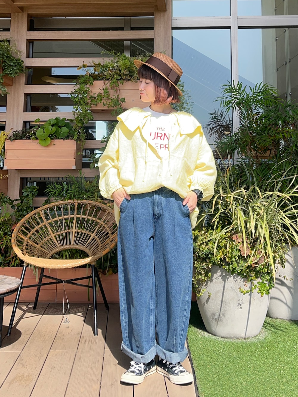 イエロー系のシャツ/ブラウスを着用したレディースの秋コーディネートの2枚目の写真