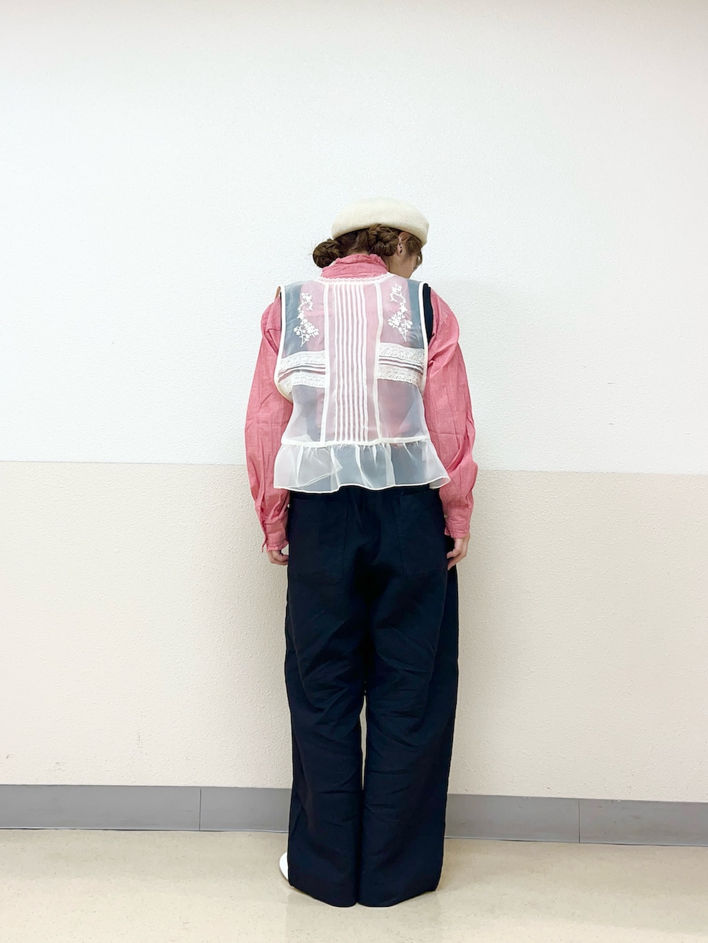 「ベレー帽推奨委員会、帽子かぶろう会、イオンモール浜松志都呂、サマンサ モスモス(Samansa Mos2)、クロスリネン、サス付きパンツ、麻素材、オーガンジー、ベスト×シャツ、低身長コーデ、低身長女子」｜「Samansa Mos2の【消臭効果】リネン混ベレー帽（ハット、ホワイト系）」を使った、も  な  こさん（レディース・152cm）の夏コーディネートの3枚目の写真