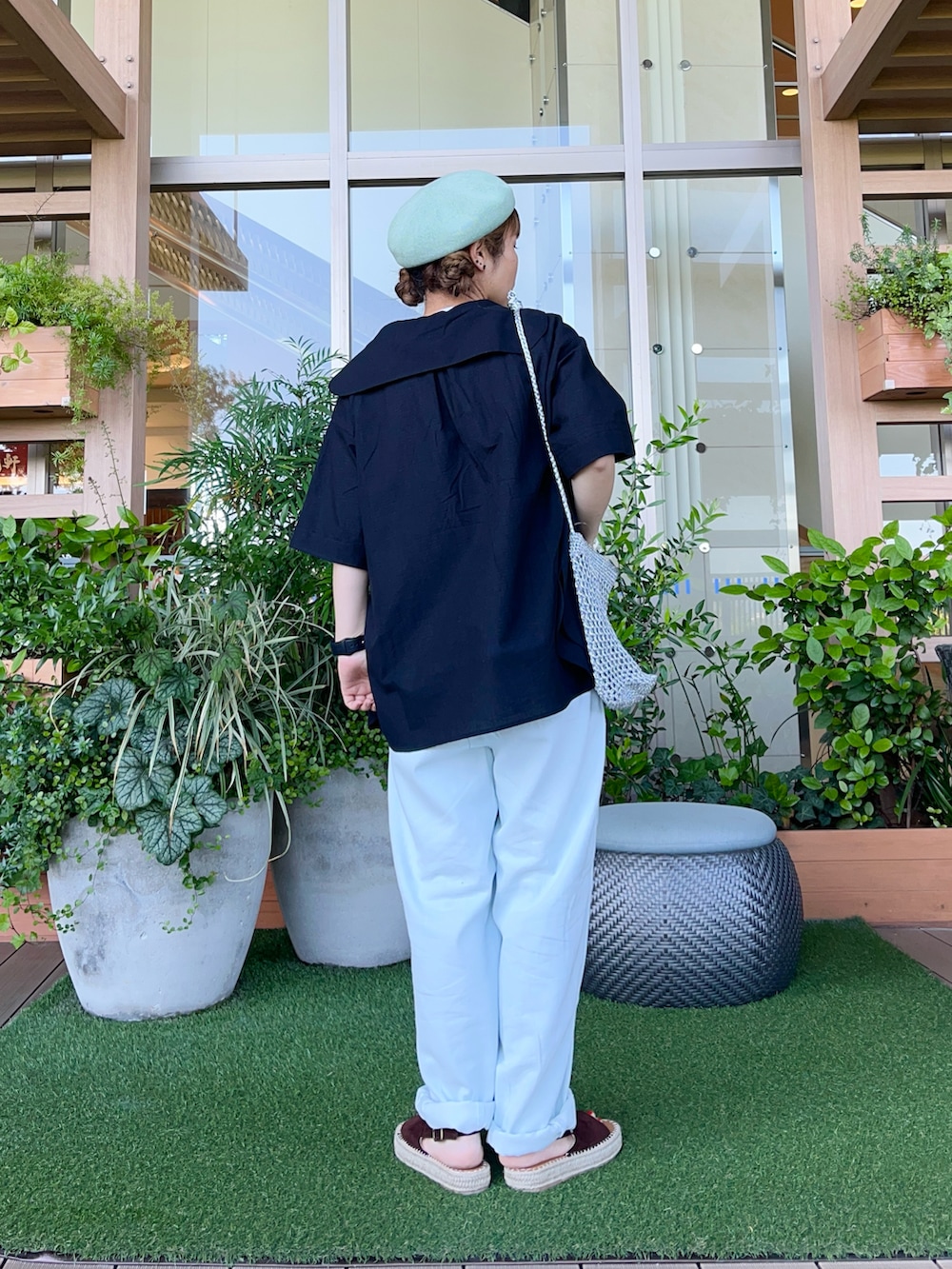 グリーン系のハットを着用したレディースの冬コーディネートの3枚目の写真