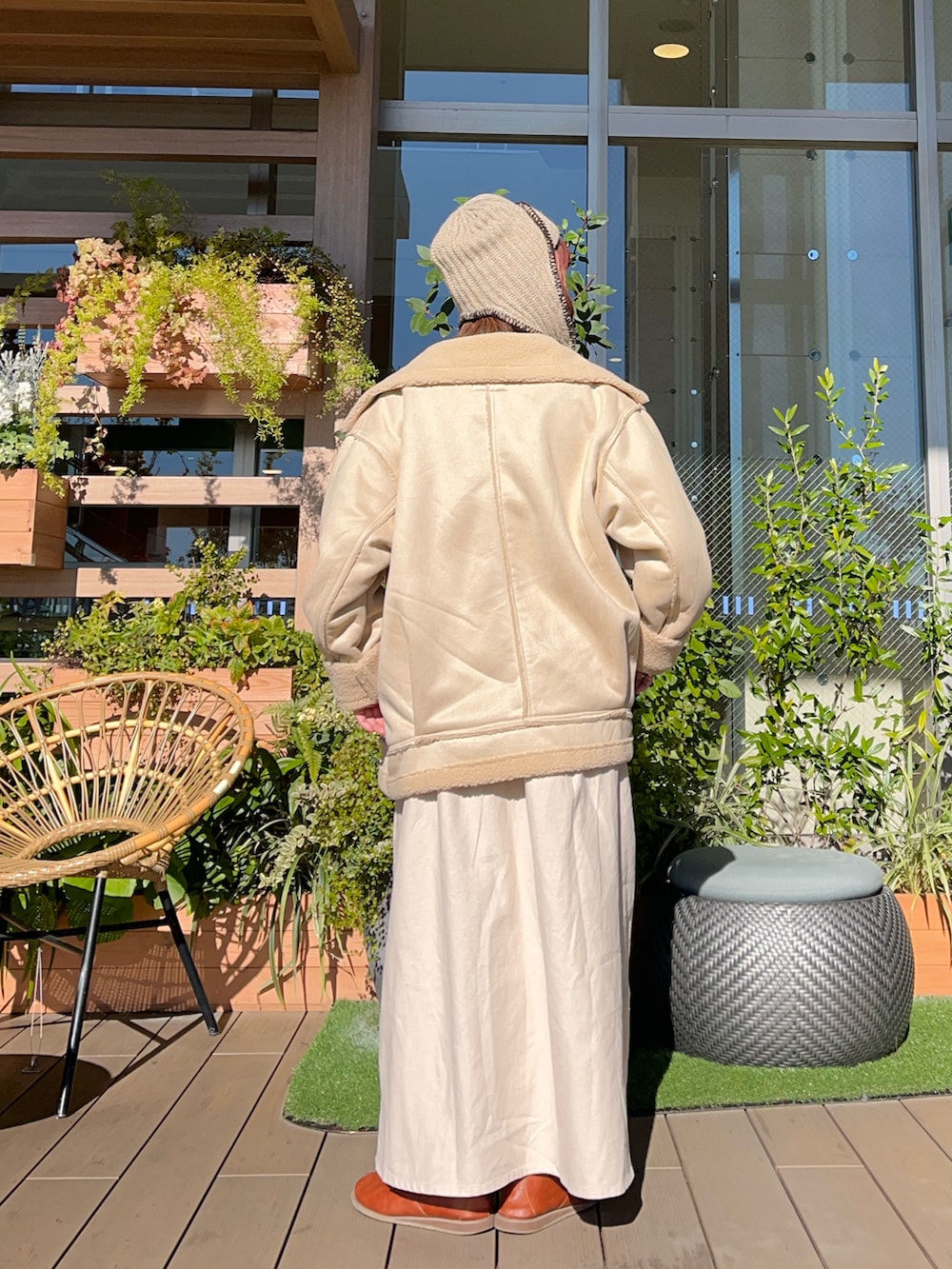 ベージュ系のハットを着用したレディースの春コーディネートの3枚目の写真
