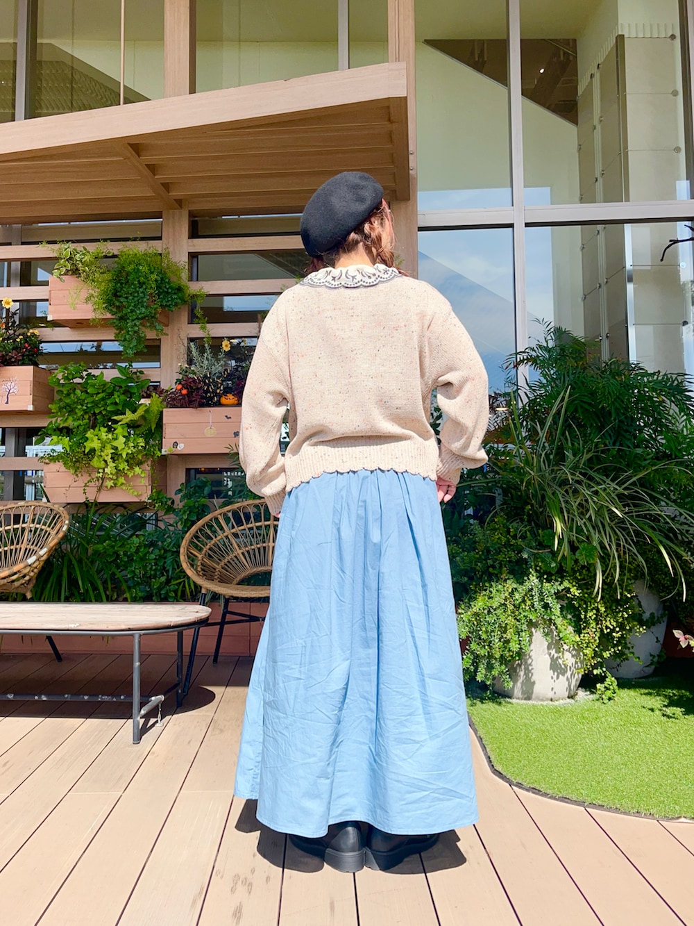 ベージュ系のカーディガン/ボレロを着用したレディースの冬コーディネートの3枚目の写真