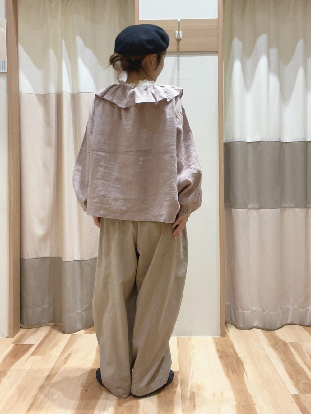 ピンク系のシャツ/ブラウス、ベージュ系のその他パンツ、ブラック系のドレスシューズを着用したレディースの秋コーディネートの3枚目の写真