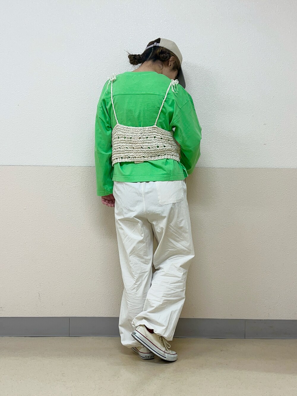 グリーン系のTシャツ/カットソー、ホワイト系のベスト、ホワイト系のその他パンツを着用したレディースの春コーディネートの3枚目の写真