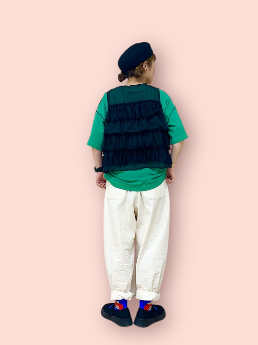 ブラック系のハットを着用したレディースの冬コーディネートの3枚目の写真