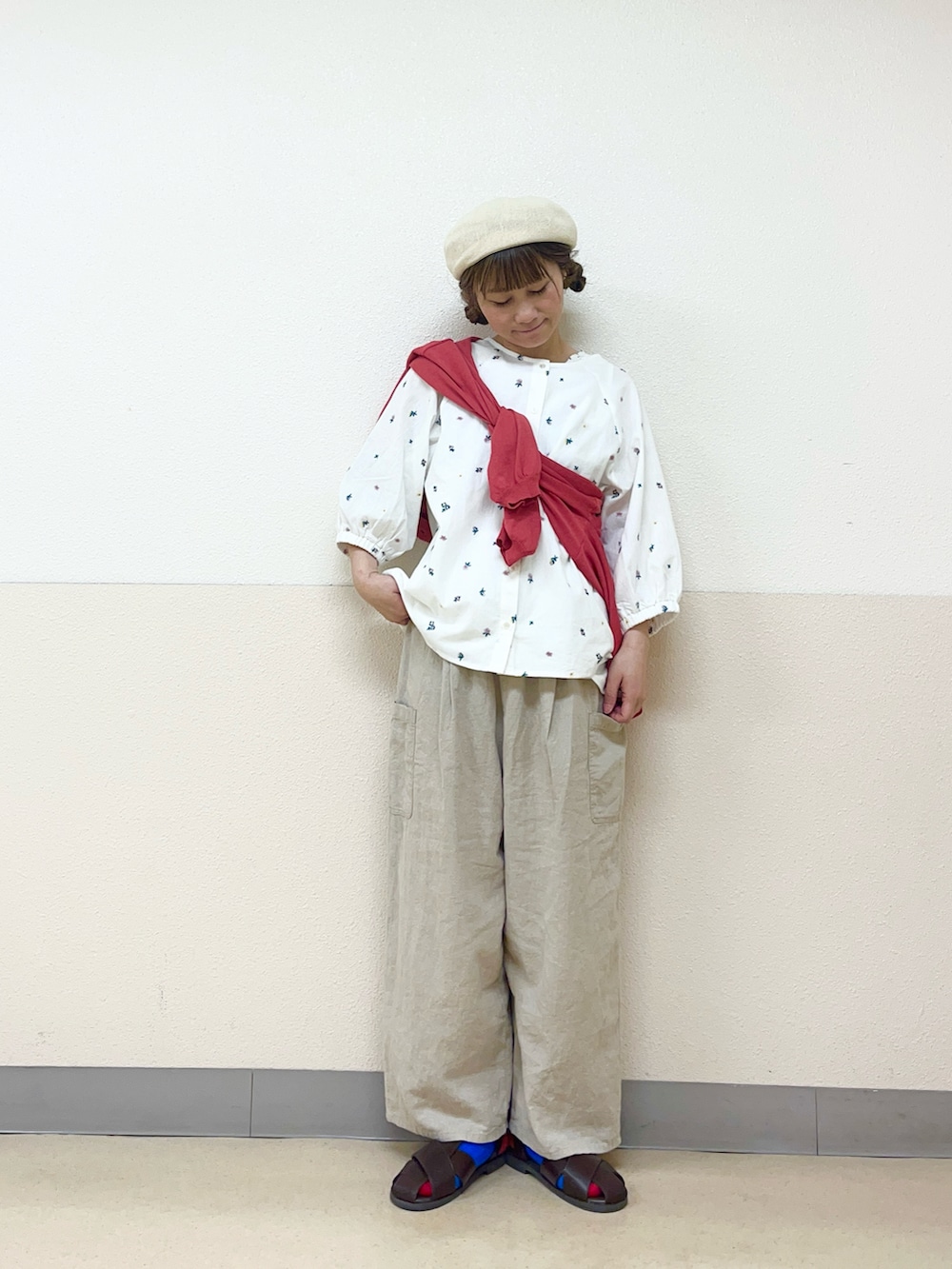 ホワイト系のハットを着用したレディースの秋コーディネートの2枚目の写真