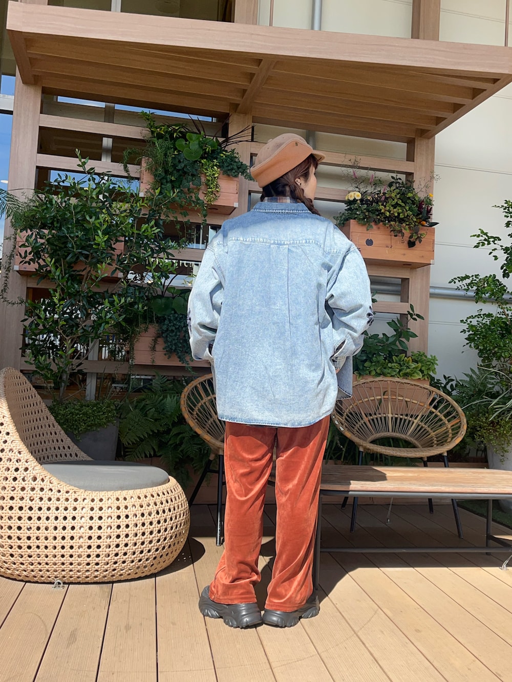 ブルー系のシャツ/ブラウスを着用したレディースの春コーディネートの3枚目の写真