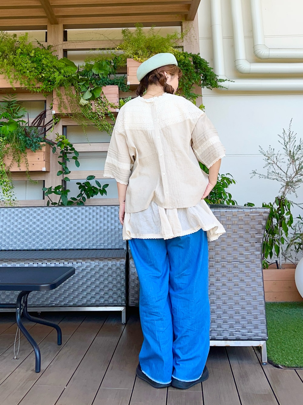 ホワイト系のシャツ/ブラウスを着用したレディースの冬コーディネートの3枚目の写真