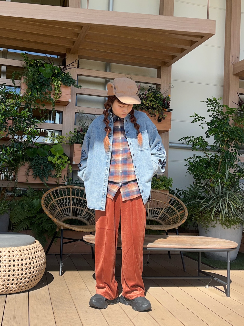 ブルー系のシャツ/ブラウスを着用したレディースの春コーディネートの2枚目の写真