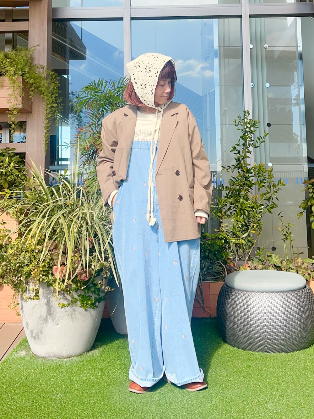 ブルー系のサロペット/オーバーオールを着用したレディースの夏コーディネートの2枚目の写真