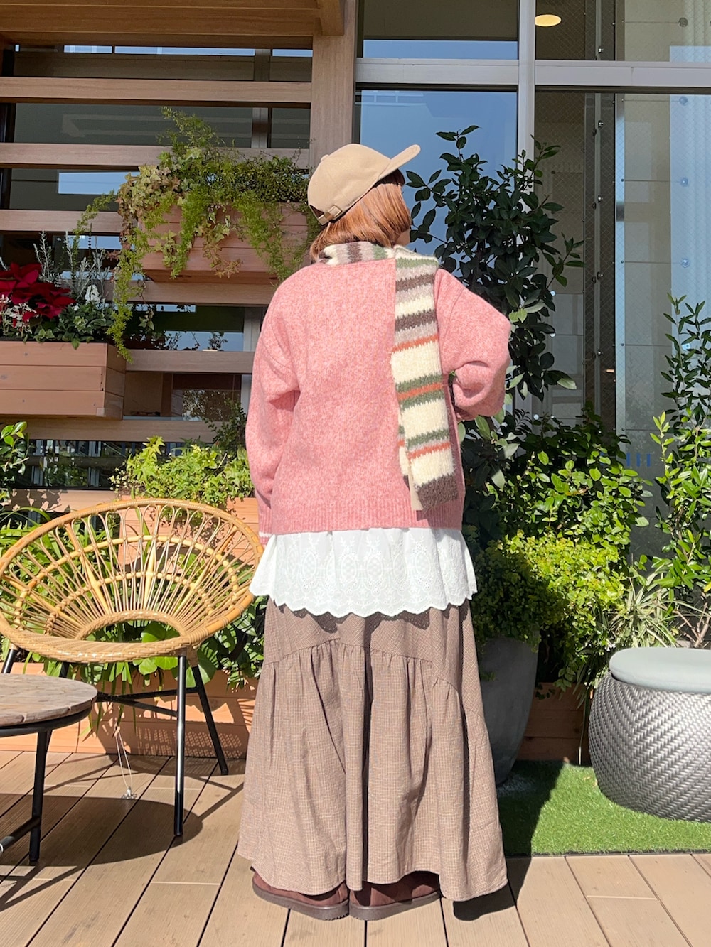 ピンク系のニット/セーターを着用したレディースの春コーディネートの3枚目の写真