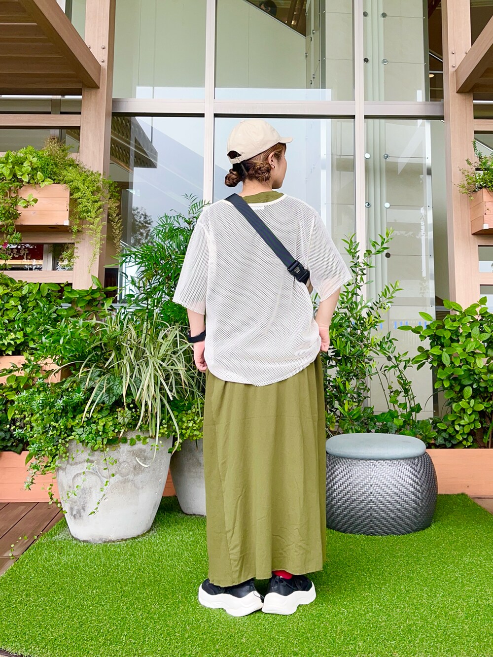 ベージュ系のハットを着用したレディースの冬コーディネートの3枚目の写真